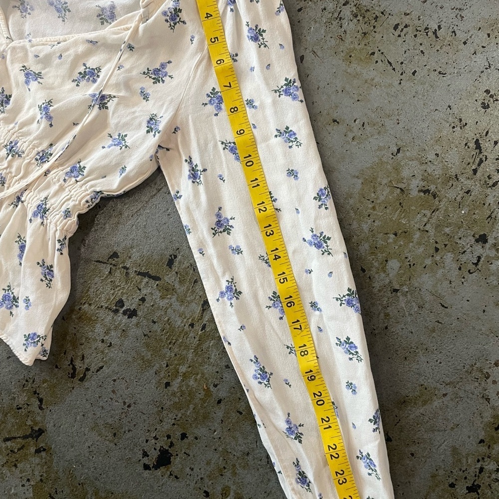 Forever 21 Blue Floral Cream Blouse with V-neck and Cinched Waist Size Medium - Picture 5 of 6